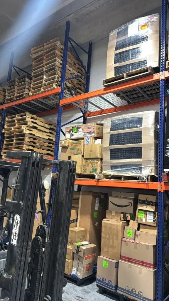 Estanterías y paquetes en la bodega de Voladito Express en Miami